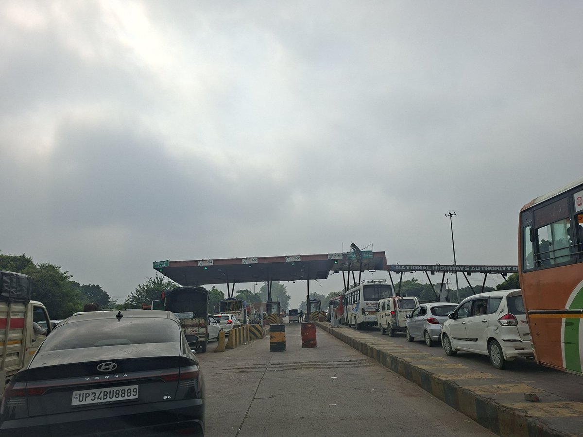 यह जाम उत्तर प्रदेश के लखनऊ से सीतापुर एन एच के इटौंजा टोल की हैं , जहां टोल कर्मियों के लापरवाही से अक्सर जाम लगा रहता है यही नहीं के एनएचएआई के सारे नियमों की धज्जियां इस टोल पर उड़ाई जाती हैं <a href="/nitin_gadkari/">Nitin Gadkari</a> <a href="/NHAI_Official/">NHAI</a> <a href="/STAOdisha/">State Transport Authority, Odisha</a> <a href="/PMOIndia/">PMO India</a> <a href="/CMOfficeUP/">CM Office, GoUP</a> <a href="/durgeshjagran/">दुर्गेश शुक्ल / Durgesh shukla</a>