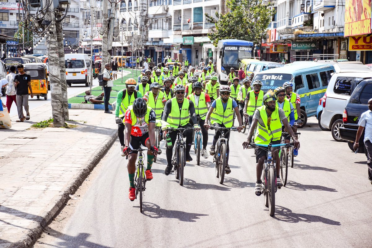 KRACorporate's tweet image. Get set and go! 🚴🏼‍♀

Our Mission Possible Bike Ride race has kicked off from Customs House, Mombasa. 

Pace iko sawa na morale iko juu. Tupatane kwa finish line!

#MissionPossible #CSWeek2025 #ICXKenya #KRACSW2025