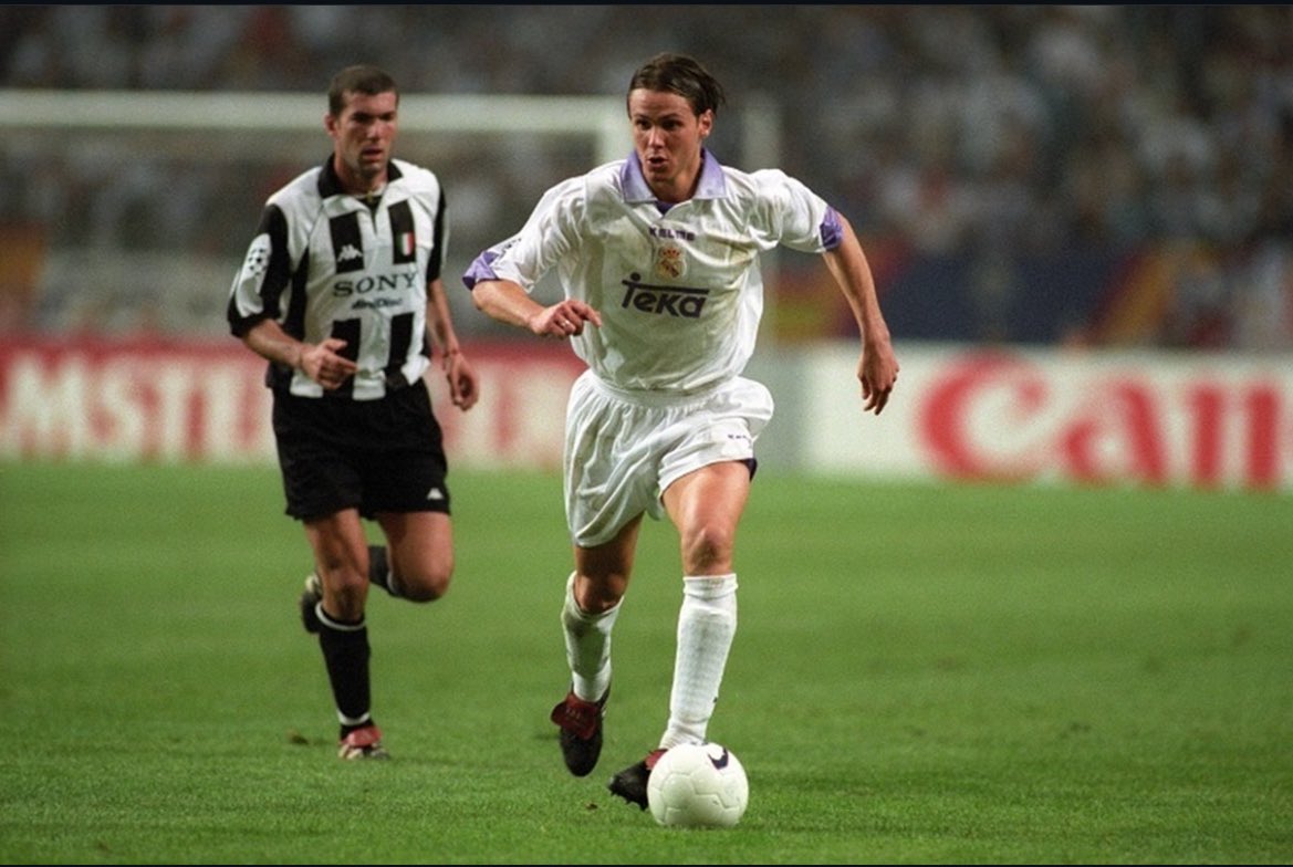 ¡Buenos días madridistas! 06/10, nuestro siempre elegante 6 Fernando Redondo, perseguido por Zinedine Zidane quien vistió el 10 en la selección francesa, foto de la séptima, estética noventera insuperable. #RealMadrid #Halamadrid #futbolretro #futbolvintage