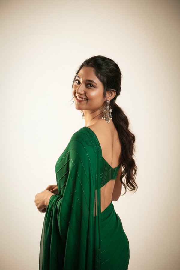 G2jzct4W0AAI5aC?format=jpg&name=900x900