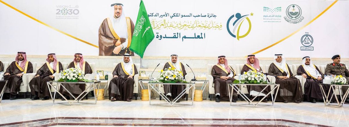 أكد سموه الدور الكبير الذي يقوم به المعلمون والمعلمات في صناعة الأجيال وبناء القدرات البشرية التي تُعد أساس نهضة الوطن واستدامة تطوره..

سمو #أمير_منطقة_القصيم : مهنة التعليم من أسمى المهن ، وأنبل الرسالات، فهي تبني العقول وتصنع الإنسان الذي يبني الأوطان.. وتكريم المعلم هو تقدير