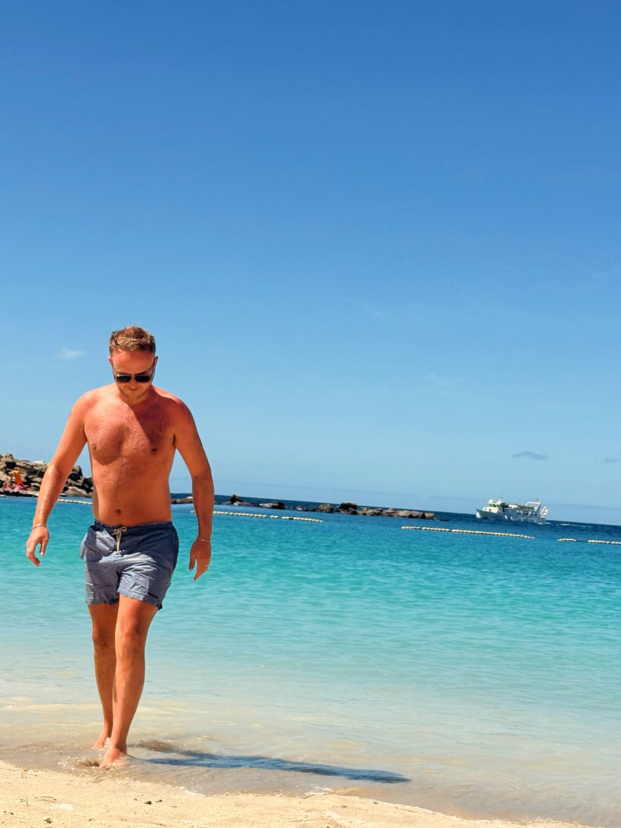 LMHOWARTH_'s tweet photo. Mondays beach face ☀️ 🏝️ https://t.co/lcI1HiqFUx