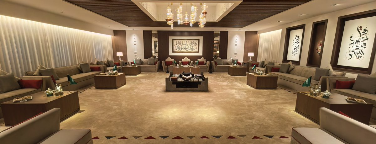 منذ فبراير وفي كل مساء..
تبتهج #ديوانية_القلم_الذهبي ✒️📜 باستقبال زوارنا الكرام من المبدعين الذين تجمعهم #الرياض🪻دائما في محافل ومناسبات مختلفة، حوارات ثرية في شتى مجالات الإبداع، يرسم لوحاتها عشاق الأدب، ويصيغ حروفها أرباب الفن. وتكتمل التجربة بالمشاركة وتبادل المعرفة