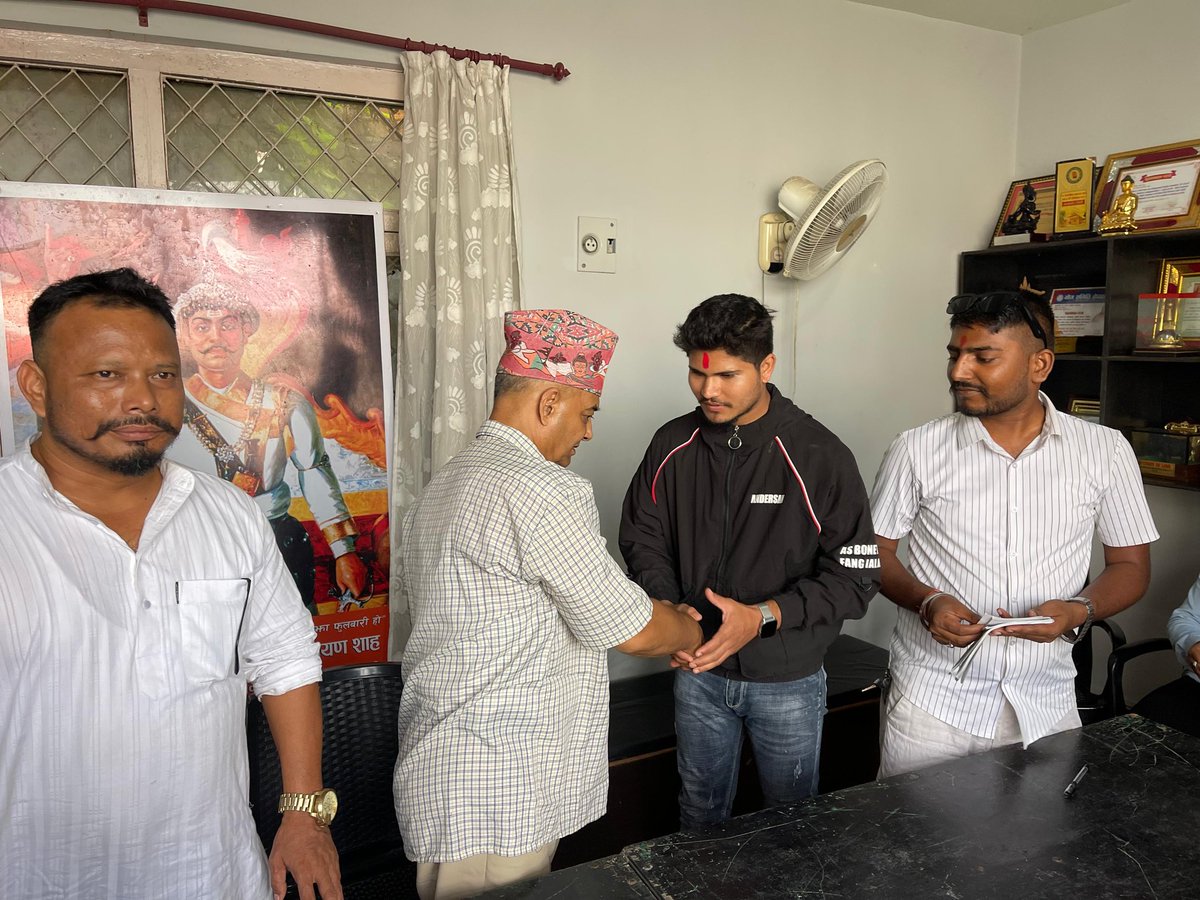 rishirajdev's tweet image. राप्रपा महामन्त्री डा.धवल शम्शेर राणाको नेपालगन्ज निवासमै आएर दर्जनौ GenZ  हरु  राप्रपामा प्रबेश गर्नुभएको छ।सम्पुर्णमा हार्दिक स्वागत..........