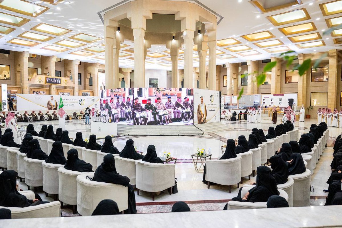 أعرب سموه عن اعتزازه بمناسبة #جائزة_المعلم_القدوة التي تُعنى بتكريم رموز العطاء في ميدان التعليم..

سمو #أمير_منطقة_القصيم :
أرحب بمعالي وزير التعليم الأستاذ يوسف البنيان، ويسعدني أكرم نخبة من المعلمين والمعلمات الذين يجسدون القدوة في العطاء والبناء، فهم الركيزة الأساسية في صناعة