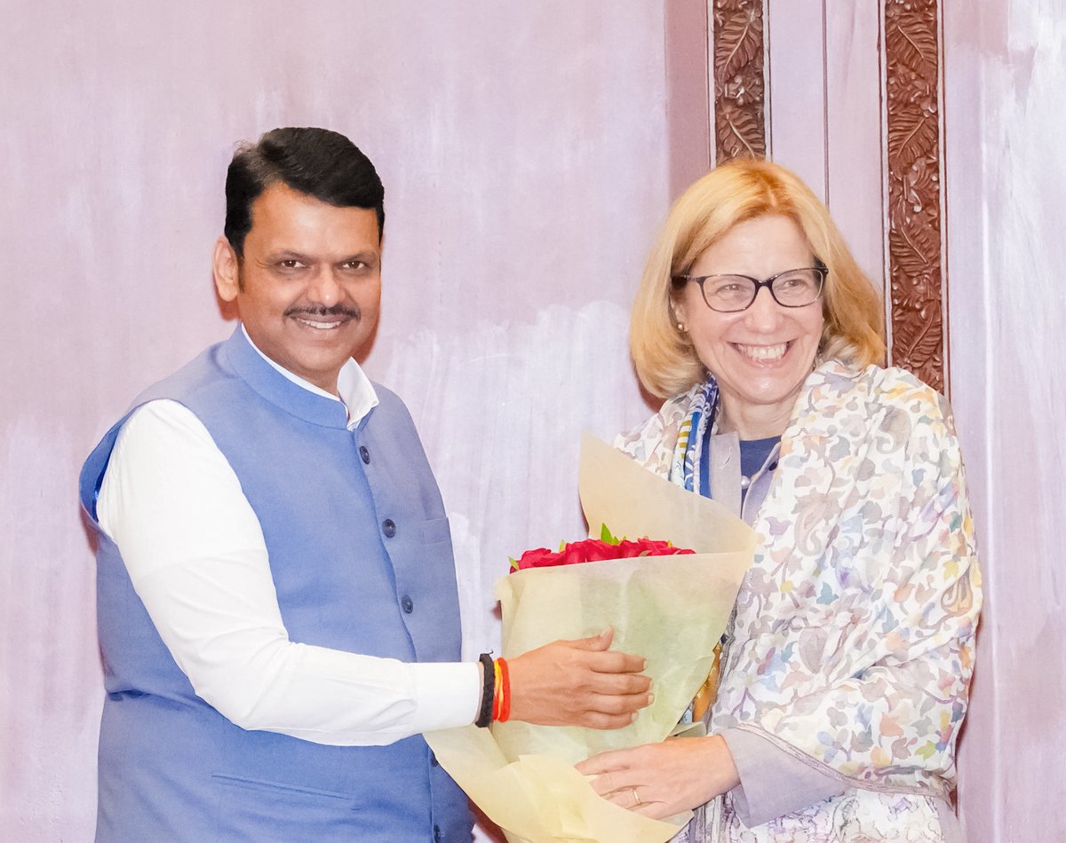 CMOMaharashtra's tweet image. 🔸CM Devendra Fadnavis chaired a meeting with the &apos;20-20 Investment Association&apos;.
Minister Uday Samant, MoS Indranil Naik, Chairman of 20-20 Investment Association Vera Trojan and concerned officials were present.
 
🔸मुख्यमंत्री देवेंद्र फडणवीस यांच्या अध्यक्षतेखाली &apos;20-20…