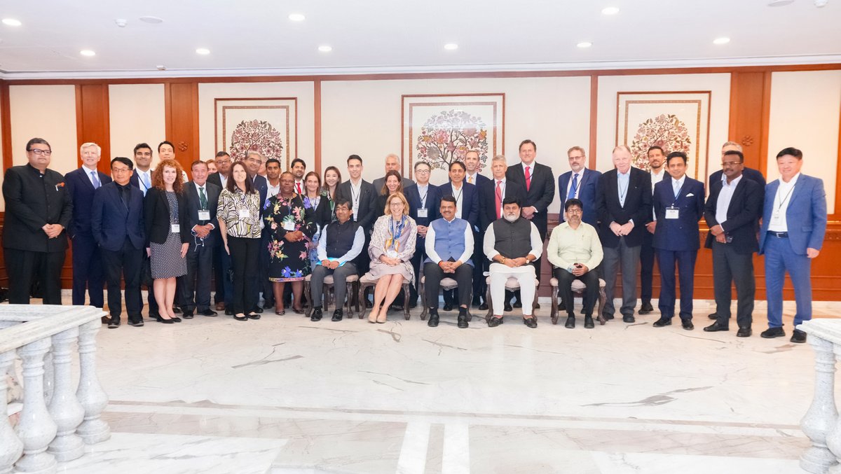 CMOMaharashtra's tweet image. 🔸CM Devendra Fadnavis chaired a meeting with the &apos;20-20 Investment Association&apos;.
Minister Uday Samant, MoS Indranil Naik, Chairman of 20-20 Investment Association Vera Trojan and concerned officials were present.
 
🔸मुख्यमंत्री देवेंद्र फडणवीस यांच्या अध्यक्षतेखाली &apos;20-20…