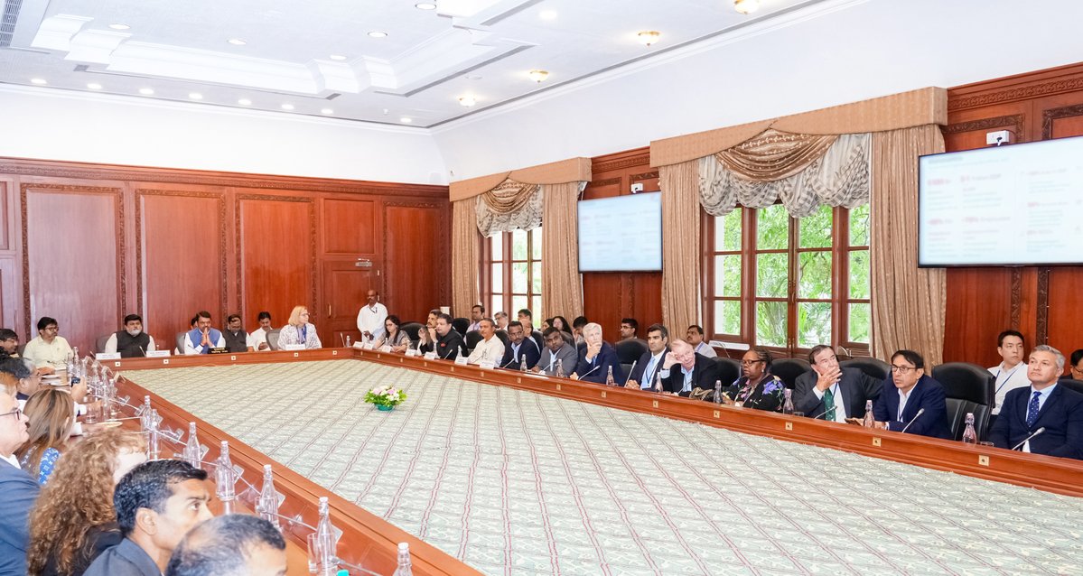 CMOMaharashtra's tweet image. 🔸CM Devendra Fadnavis chaired a meeting with the &apos;20-20 Investment Association&apos;.
Minister Uday Samant, MoS Indranil Naik, Chairman of 20-20 Investment Association Vera Trojan and concerned officials were present.
 
🔸मुख्यमंत्री देवेंद्र फडणवीस यांच्या अध्यक्षतेखाली &apos;20-20…