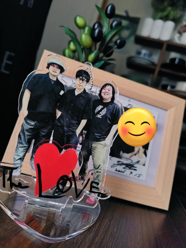 ようこそわが家へー🤗
後ろから東野さん見てるでー♡♡

AZとは、チェキタイムのおかげで写真撮り慣れてきたけど…
LOVEと写真撮るなんて無いから。なかなか緊張したけど…
AZで免疫ついてたからね笑
お揃いポーズだけはお願い出来た！
忘れないうちにプリントしなきゃー