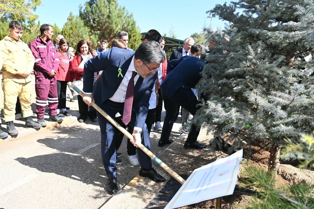 🌿 Millî Eğitim Bakanımız Sayın Yusuf Tekin ile birlikte Beytepe İlkokulu ve Ortaokulu’nda, istikbalimiz olan evlatlarımızla buluştuk.

🍃 Okul bahçesindeki seralar, tohum bahçeleri ve minik ellerin emeğiyle yeşeren fideler; aslında umutlarımızın filizleri…

🌱 Çünkü Türkiye