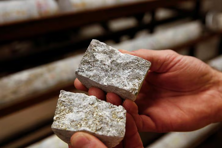 Goldman 2026 оны зэсийн үнийн таамаглалаа тонн тутамд 10,000 ам.доллараас  10,500 ам.доллар болгон өсгөсөн нь дэлхийн хамгийн том зэсийн уурхайн нэг болох Индонезийн Grasberg уурхайд осол гарсны дараа үнэ 2025 онд 10,000 ам.доллараас давна гэж үзэж байна.  
Goldman  дэлхийн