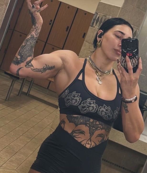 deityofripley's tweet image. Literate /Semi descriptive
You’re husbands/bulls favourite
Can be picky at times
Active
Everyone’s mami
Wrestler
Bbc/bwc lover
Bi
Can be trans on request
Sub/dom 50/50
No Futa/IRL/MDN