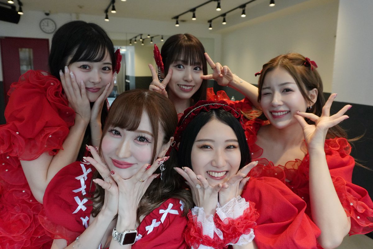 明日はシアーフェス！🌸

一足先に『とくべチュ、して』の衣装を公開しちゃいます❤️
たーくさん練習して、とっても可愛く仕上がってるのでお楽しみに(⸝⸝◜𖥦◝⸝⸝)

明日来てくれる皆さんは、是非しんぐりんのコール動画を見て会場を盛り上げてね📢
✊🏻
youtu.be/Ws57DPuARjE?si…

会場で待ってます😚