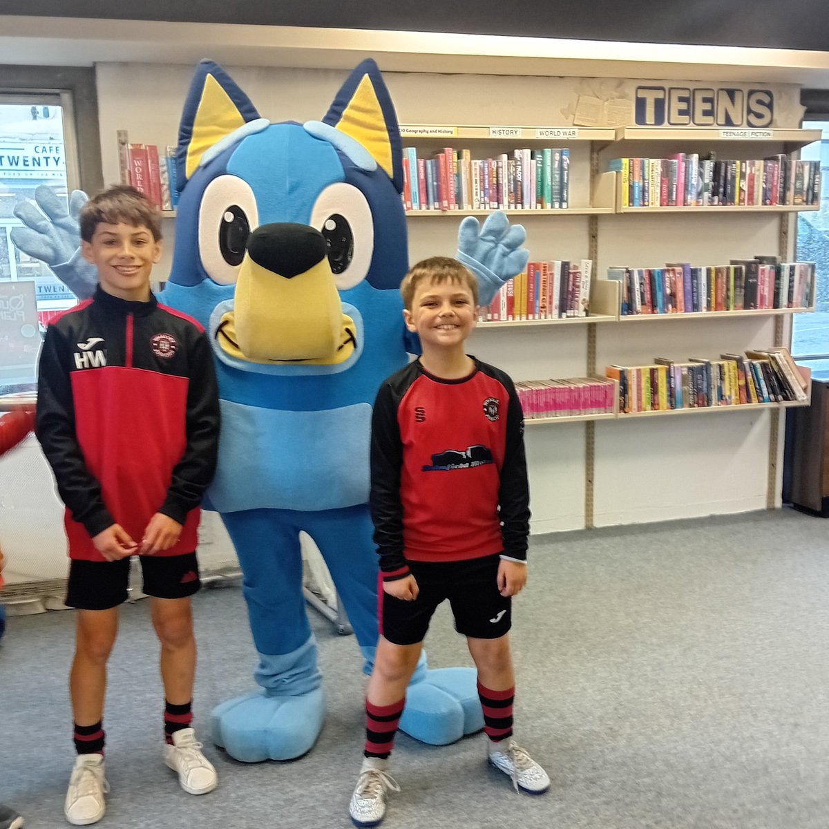 LancsLibraries's tweet image. Fun Palace at #RishtonLibrary was a huge success! Visitors braved the stormy weather to practise their football skills with Whalley Juniors FC, meet Mascot Mum&apos;s Bluey, take part in Lego and STEM challenges and enjoy arts and crafts provided by Lancashire Adult Learning