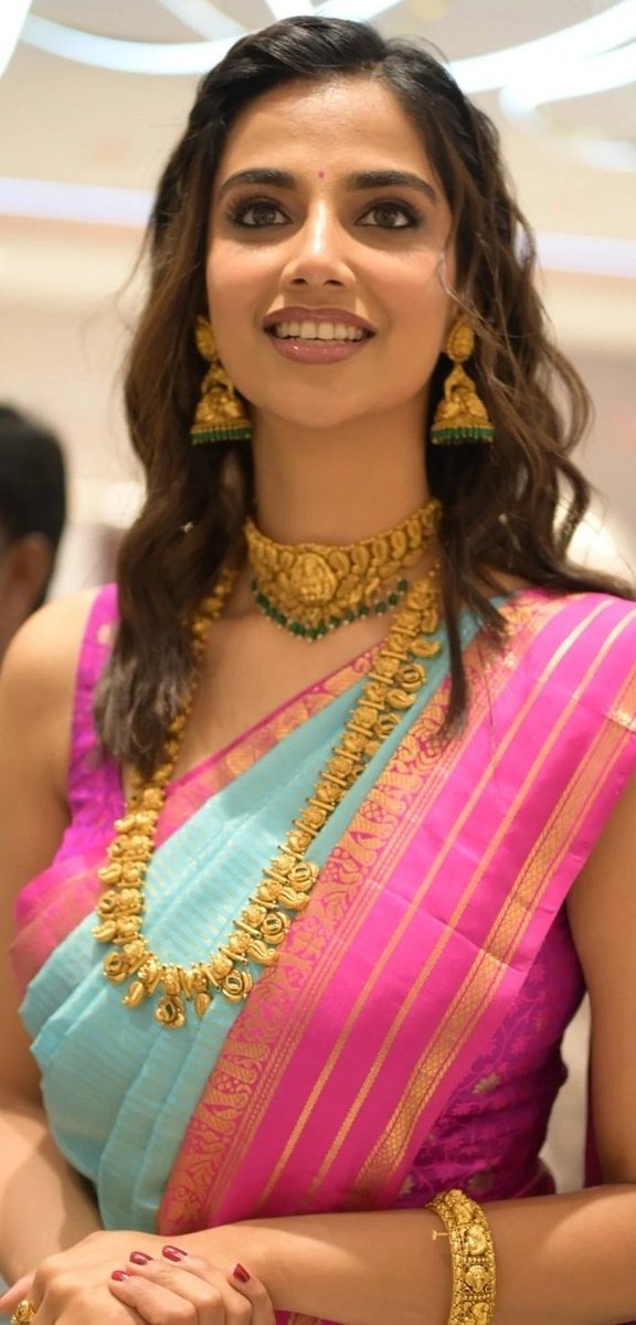 Itz_Logan__'s tweet image. Meenakshi 🩷
#MeenakshiChaudhary