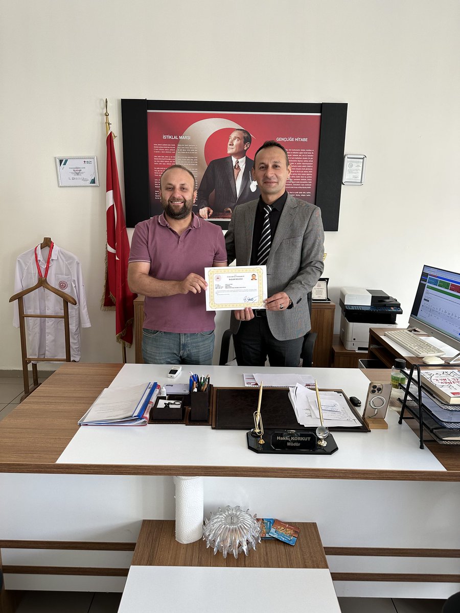 cumhuriyet_ilko's tweet photo. BAŞARILARININ DEVAMINI DİLERİZ

Eğitim öğretim faaliyetlerinin daha iyi olması için özverili çalışmalarından dolayı Müdür Yard.Abdullah ÇETİN ve sınıf Öğrt.Müslüm BİLGİÇ’e Kaymakamı mız Sn.Evren ÇAKIR tarafından verilen Başarı Belgelerini,Okul Müdürümüz Hakki KORKUT takdim etti. https://t.co/QK0xgsSE2m