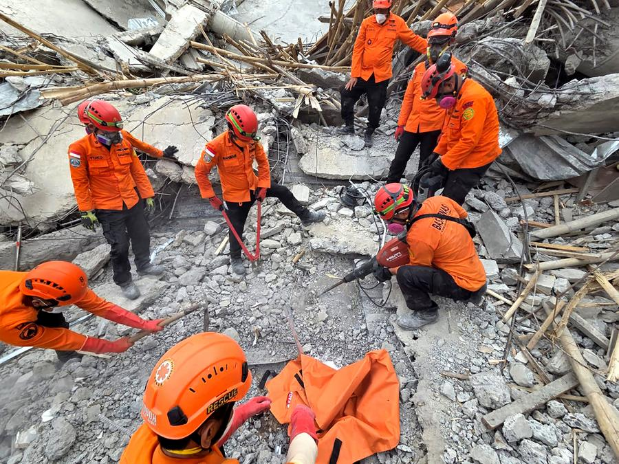 airnewsalerts's tweet photo. The death toll in the collapse of a school in East Java of Indonesia, rises to 54, with rescue operations underway. A joint team recovers eight more bodies from the Sidoarjo Regency site.
#Indonesia #SchoolCollapse #RescueOperation #EastJava #DisasterResponse https://t.co/MKwQjPJXmv