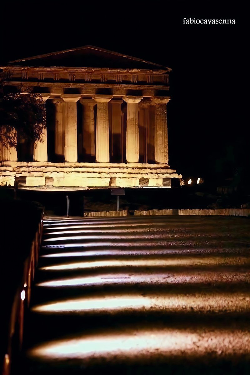 Masterpiece 🏛️

Valle dei templi #agrigento #visitsicilyinfo #unesco #worldheritage #agrigentocapitaledellacultura 

📷Fabio Cavasenna