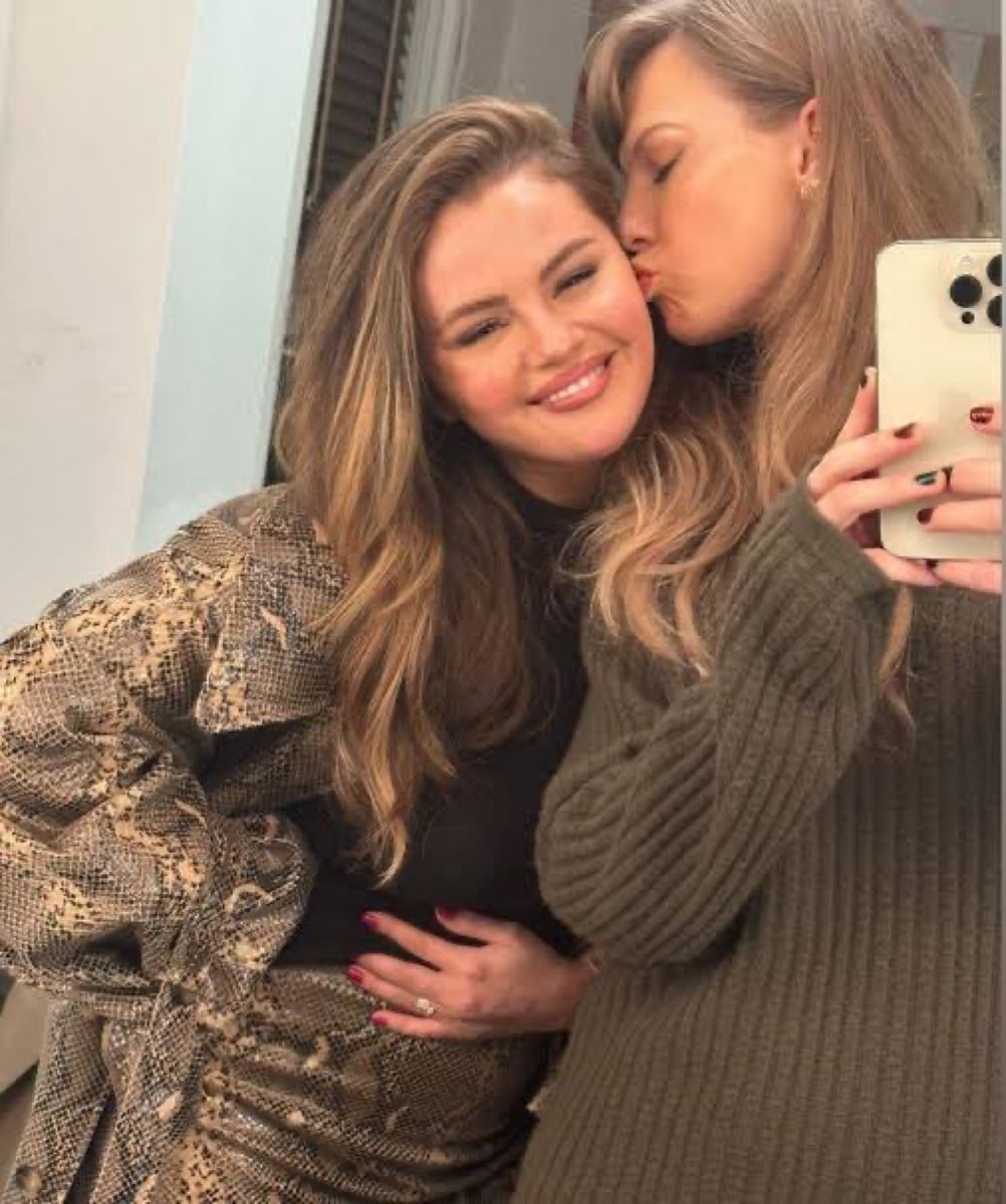 swifferupdates's tweet image. 💬| “Selena was the most beautiful thing I’d ever seen. So happy, and she deserves it so much, and you only wish that for people.”
- Taylor Swift on Selena getting married via SiriusXM Hits 1