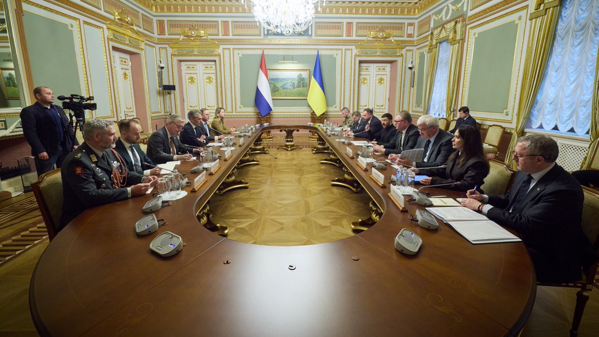 Нідерланди – один з найбільш принципових захисників життя, держава, яка реально допомагає нашій обороні, нашій стійкості та, що теж важливо, нашій роботі заради досягнення справедливості. 

Сьогодні в Україні Премʼєр-міністр Нідерландів пан Схооф. І я дякую за незмінну увагу й