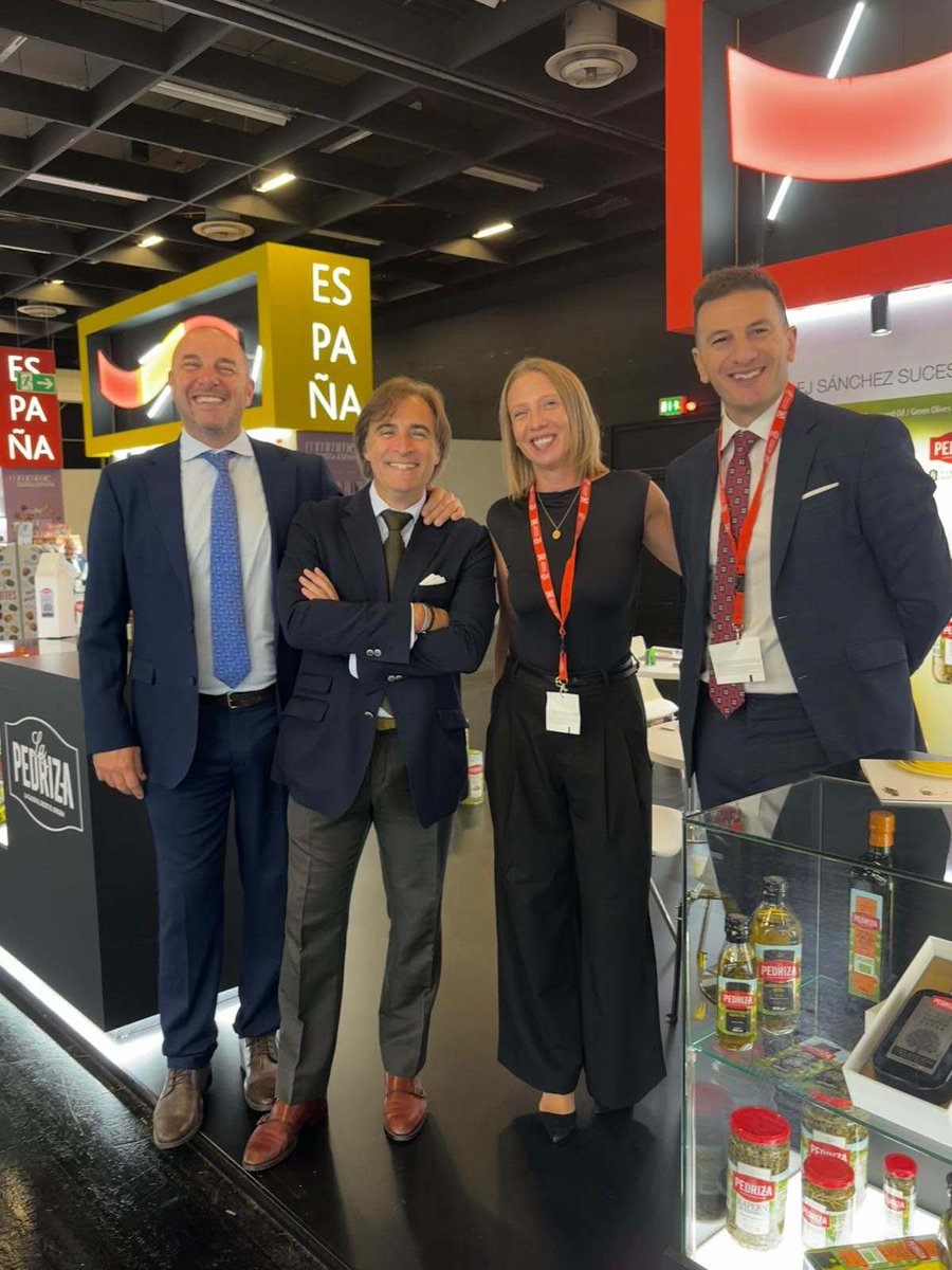 LaPEDRIZAFJ's tweet photo. Nuestro equipo sigue presentando nuestros nuevos
lanzamientos para Aceites de Oliva, Aceites Vegetales,
Aceitunas, Alcaparras, Alcaparrones y Encurtidos.
visítenos en el Pabellón 11.1 Stand D-008.
+Info.
https://t.co/kAI33VlQcr
#aove #fjsanchez #aceiteslapedriza #Anuga2025 https://t.co/FiEl9s5QiZ