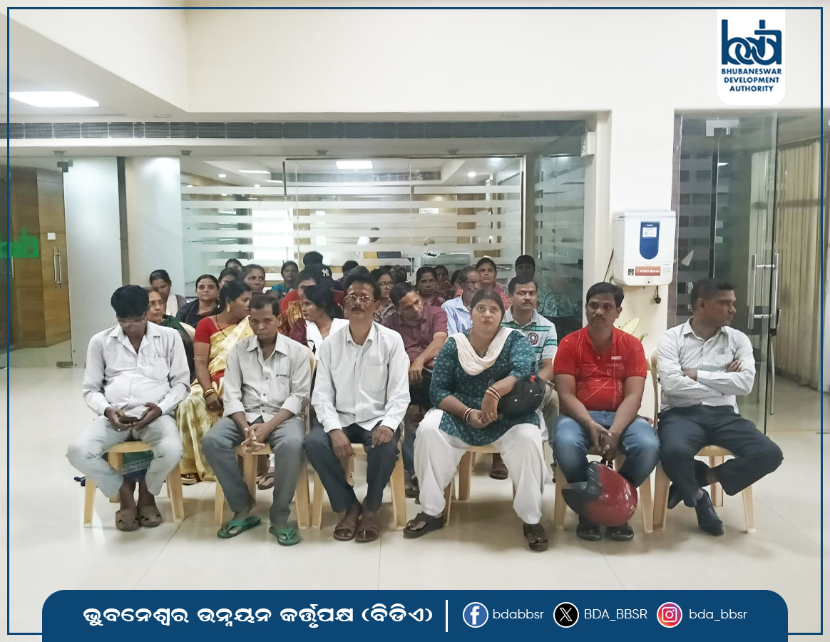 BDA_BBSR's tweet image. ଭୁବନେଶ୍ୱର ଉନ୍ନୟନ କର୍ତ୍ତୃପକ୍ଷ (ବିଡିଏ) ପକ୍ଷରୁ ସୋମବାର ଜନ ଅଭିଯୋଗ ଶୁଣାଣି କାର୍ଯ୍ୟକ୍ରମ ଅନୁଷ୍ଠିତ ହୋଇଯାଇଛି। ବିଡିଏର ଉପାଧ୍ୟକ୍ଷ ଡା.ଏନ୍ ତିରୁମାଲା ନାଏକ ଅଭିଯୋଗଗୁଡ଼ିକର ଶୁଣାଣି କରି ସେଗୁଡ଼ିକୁ ଅଗ୍ରାଧିକାର ଭିତ୍ତିରେ ସମାଧାନ କରିବା ପାଇଁ ବିଭାଗୀୟ ଅଧିକାରୀମାନଙ୍କୁ ନିର୍ଦ୍ଦେଶ ଦେଇଛନ୍ତି।
#BDA #ଅଭିଯୋଗଶୁଣାଣି