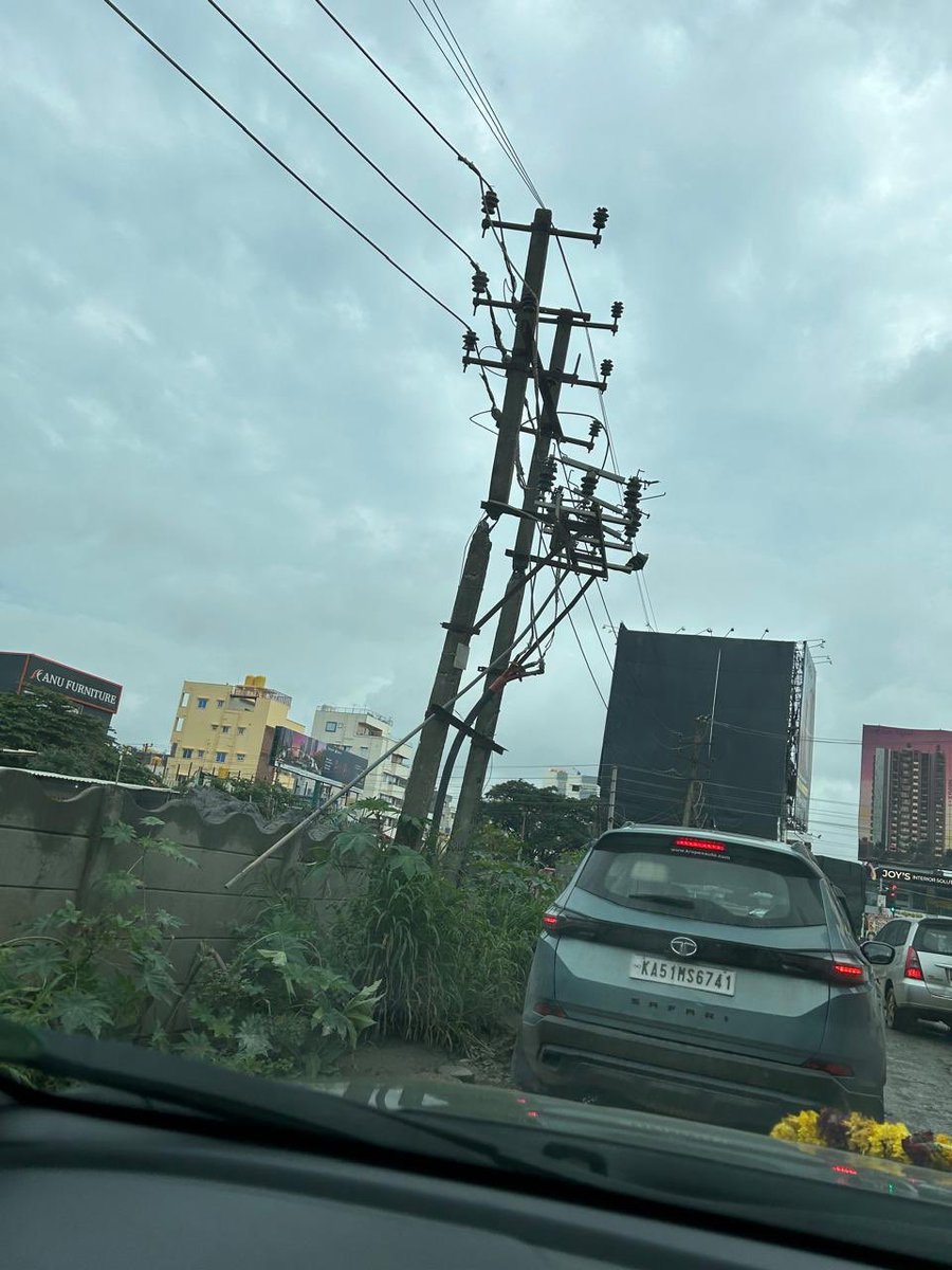 potted this dangerously tilted electric pole at Muthanallur Cross, Bengaluru 🚨⚡ This is a major safety hazard for everyone passing by—pedestrians, motorists, and residents. Urgent attention needed from BBMP/BESCOM before it causes a serious accident! @BBMPCOMM @BESCOMOfficial