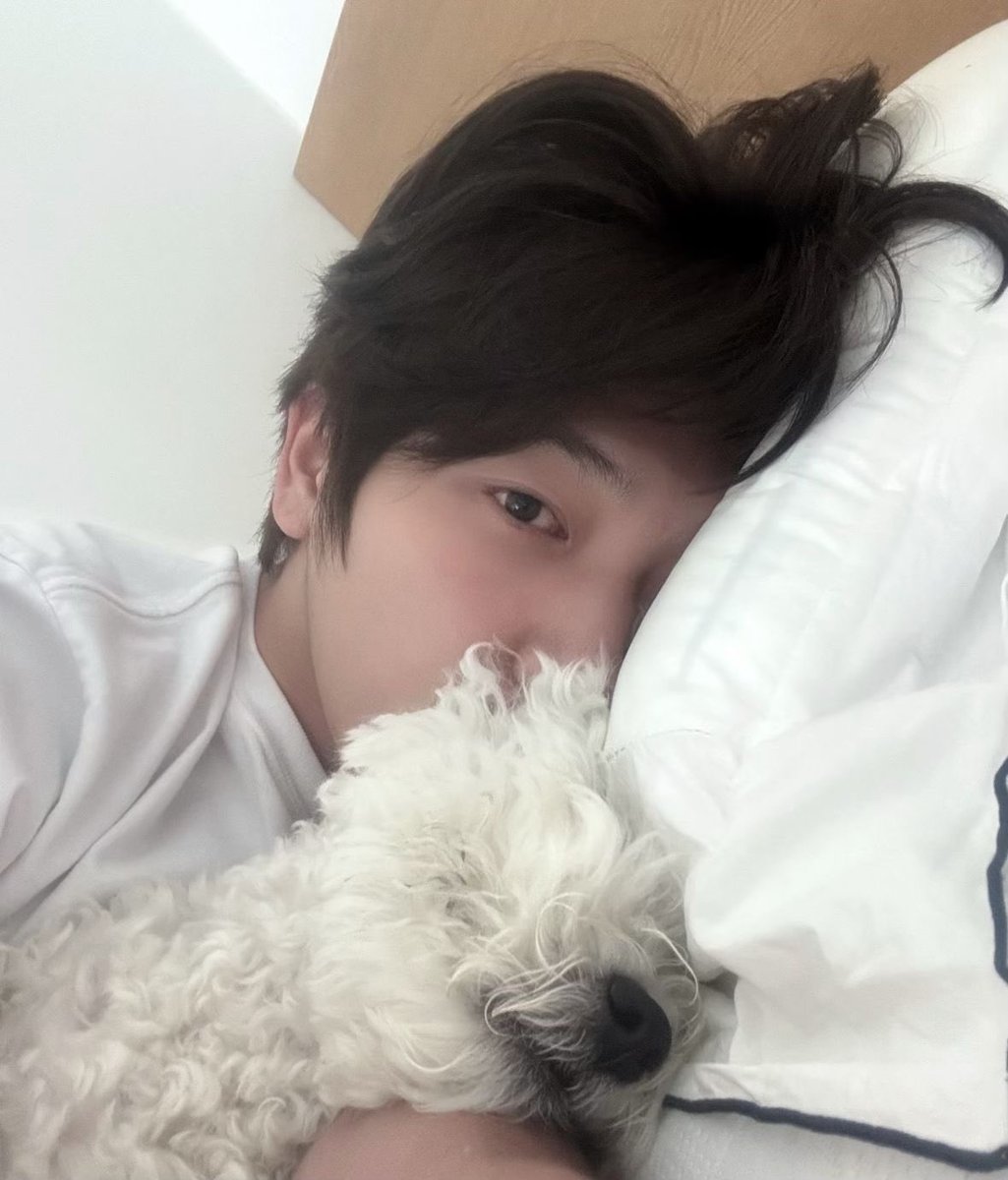 normalize sending bed selfies with fur babies bc holy fucking shit