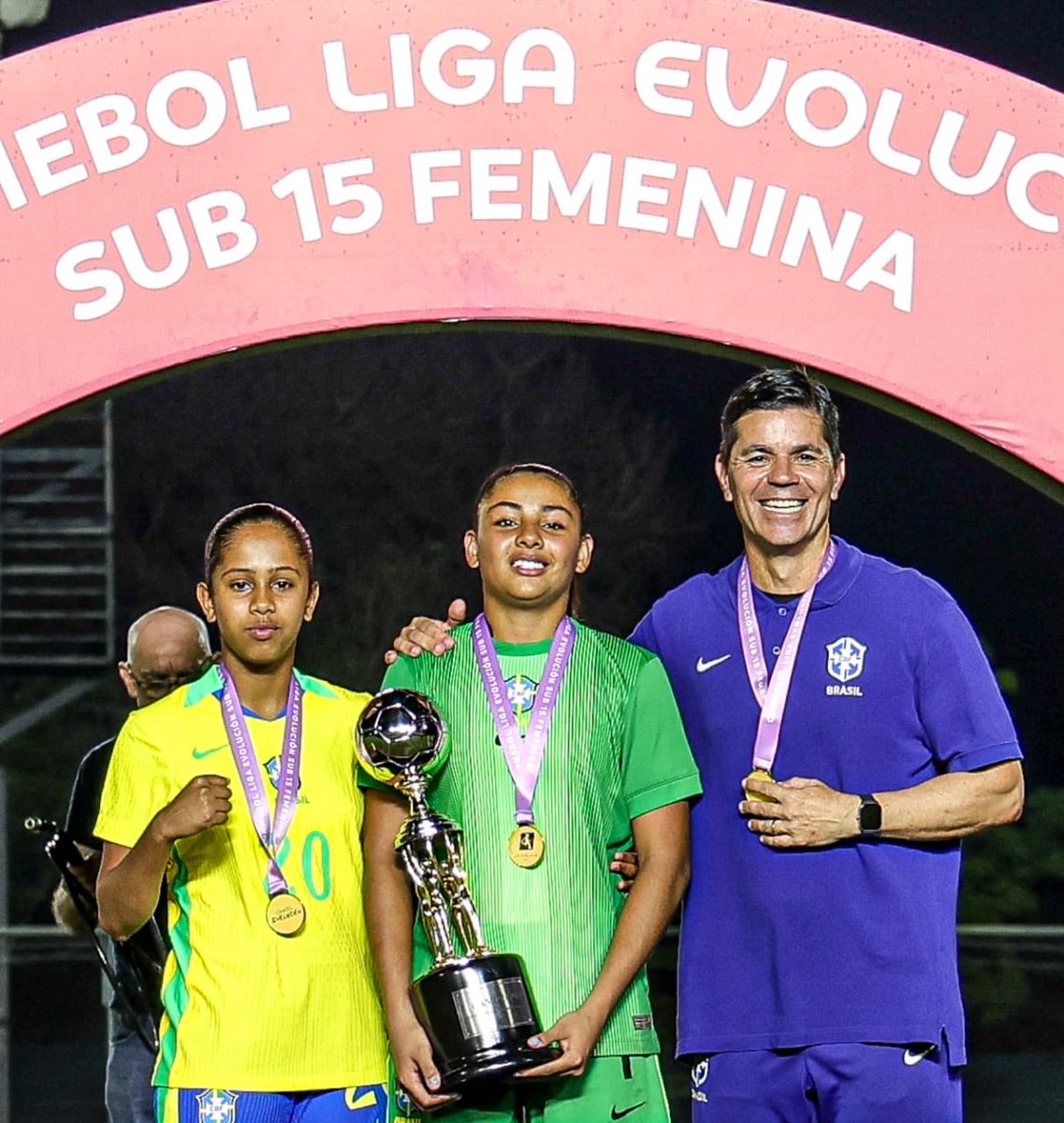 CAMPEÃS DA CONMEBOL LIGA EVOLUCÍON SUB-15!!! 💜🏆 

Neste domingo (5), a Seleção Brasileira Sub-15 de Nath Borges e Grazy Fiel, venceram a Argentina nos pênaltis e foram campeãs da CONMEBOL Liga Evolucíon Sub-15. 👏🏻

Parabéns, meninas! 🇧🇷🏆

📸 CONMEBOL

#VaiCorinthians