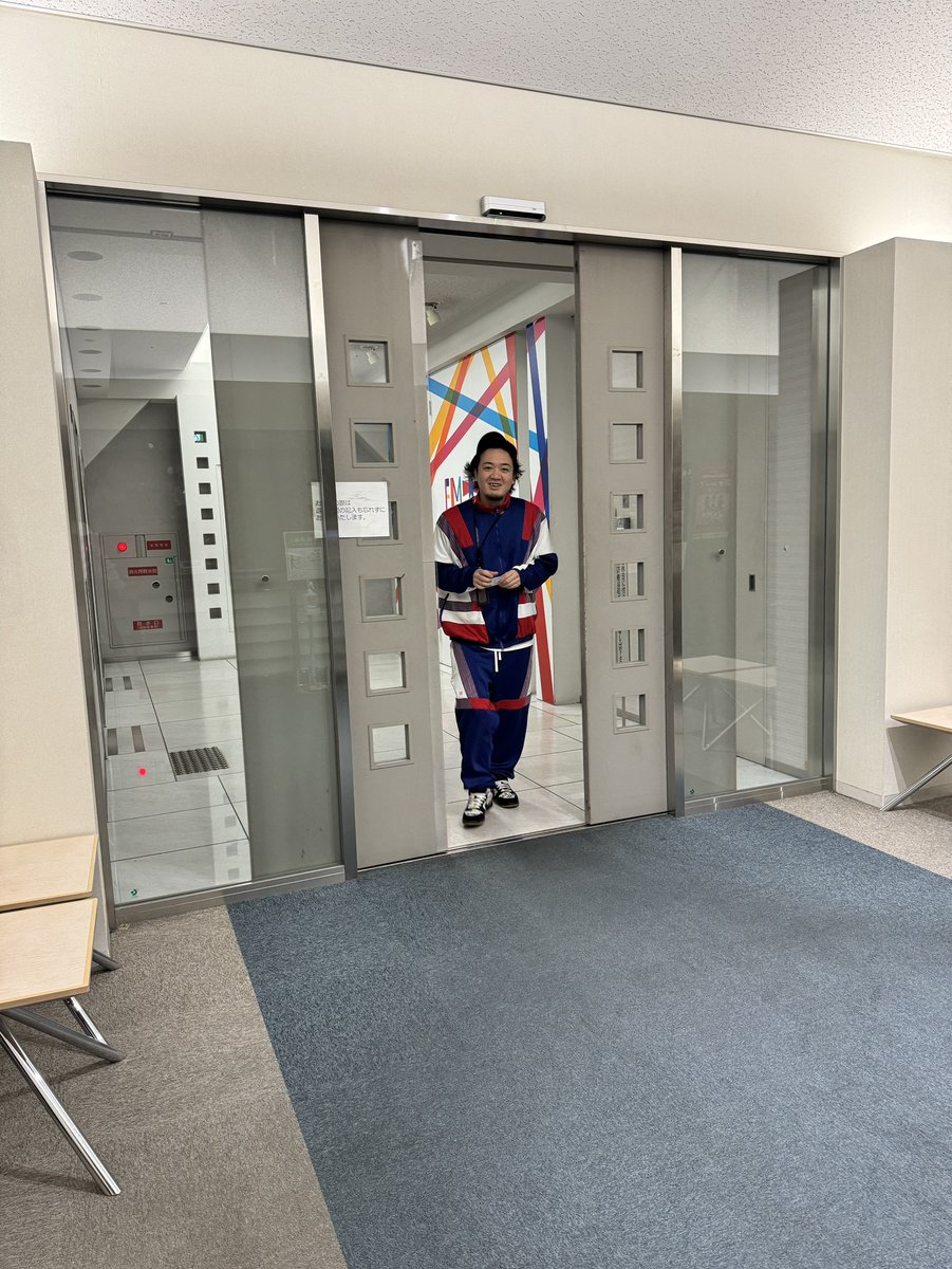 yoshimotork's tweet image. コーナー「カケ々大喜利」もありますよ🙌
お題は「劇団四季のライオンキングに急遽ゲスト出演したビートたけしが、大はしゃぎして言ったまさかの一言とは」です🦁
まだまだ回答お待ちしています🔥

#らじこー #隣人 #ニコニコ笑顔で登校