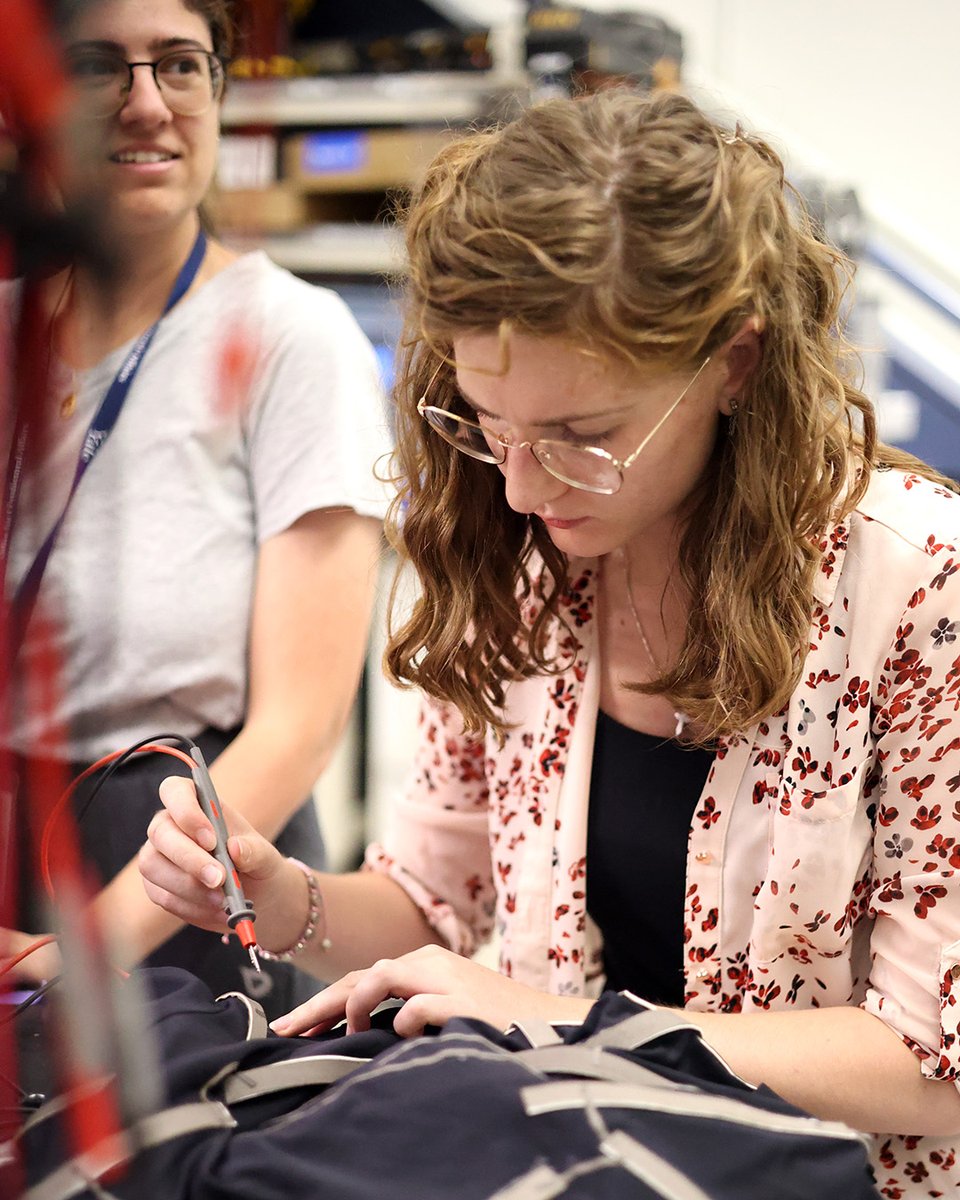 YaleEngineering's tweet image. 🔬 Lab Notes: In @theFaboratory Lab, Postdoc Rawan Omar is developing wearable garments with all-fabric sensors – breathable, comfortable motion-capture tech that could transform sports, health monitoring &amp;amp; beyond.

#LabNotes #WearableTech #STEM #WhatsNext
