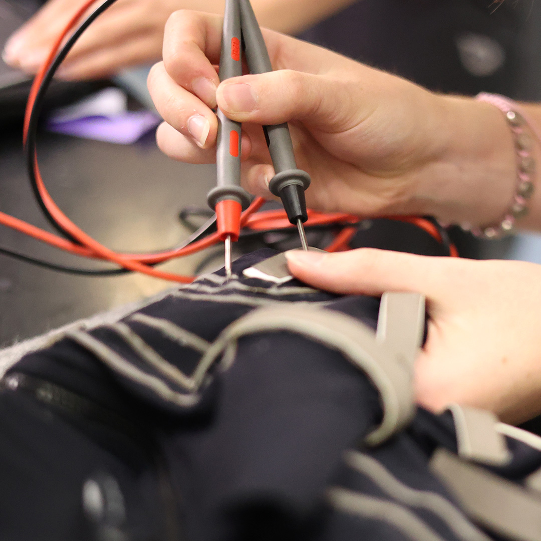 YaleEngineering's tweet image. 🔬 Lab Notes: In @theFaboratory Lab, Postdoc Rawan Omar is developing wearable garments with all-fabric sensors – breathable, comfortable motion-capture tech that could transform sports, health monitoring &amp;amp; beyond.

#LabNotes #WearableTech #STEM #WhatsNext