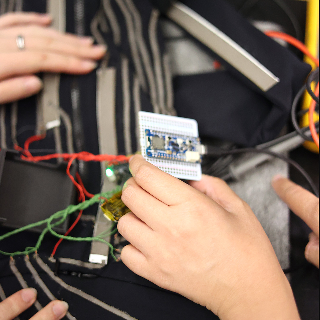 YaleEngineering's tweet image. 🔬 Lab Notes: In @theFaboratory Lab, Postdoc Rawan Omar is developing wearable garments with all-fabric sensors – breathable, comfortable motion-capture tech that could transform sports, health monitoring &amp;amp; beyond.

#LabNotes #WearableTech #STEM #WhatsNext