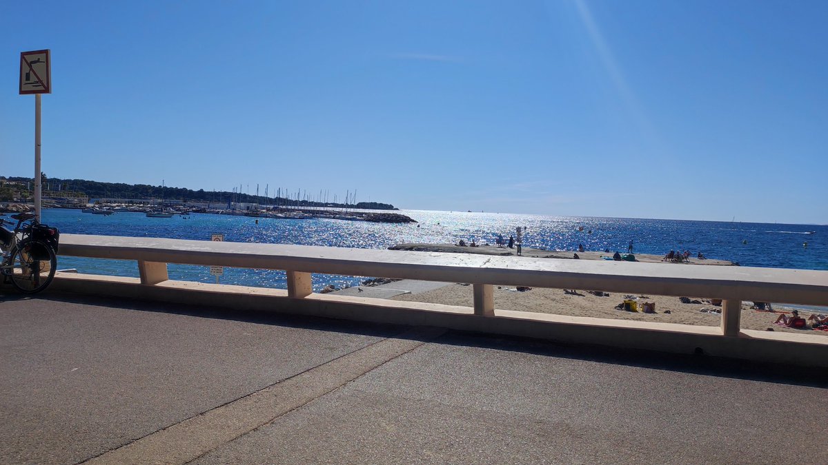 Sympa de croiser <a href="/davidlisnard/">David Lisnard</a> et son collègue de footing à bijou plage . 
- bonjour monsieur le maire , tout va bien ? 
- chuis prêt mon Mimi.
- oui oui , c'est le moment, vite une <a href="/Nouv_Energie/">Nouvelle Énergie</a>