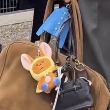 sillyjjuni's tweet photo. the hwangchoon on his bag 😭❤️

#YEONJUNxMiuMiu #YEONJUN
#MiuMiuSS26 @MIUMIUofficial https://t.co/UrU99hJy7J
