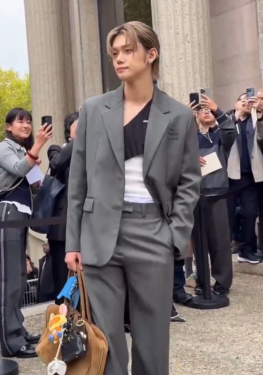 sillyjjuni's tweet photo. the hwangchoon on his bag 😭❤️

#YEONJUNxMiuMiu #YEONJUN
#MiuMiuSS26 @MIUMIUofficial https://t.co/UrU99hJy7J