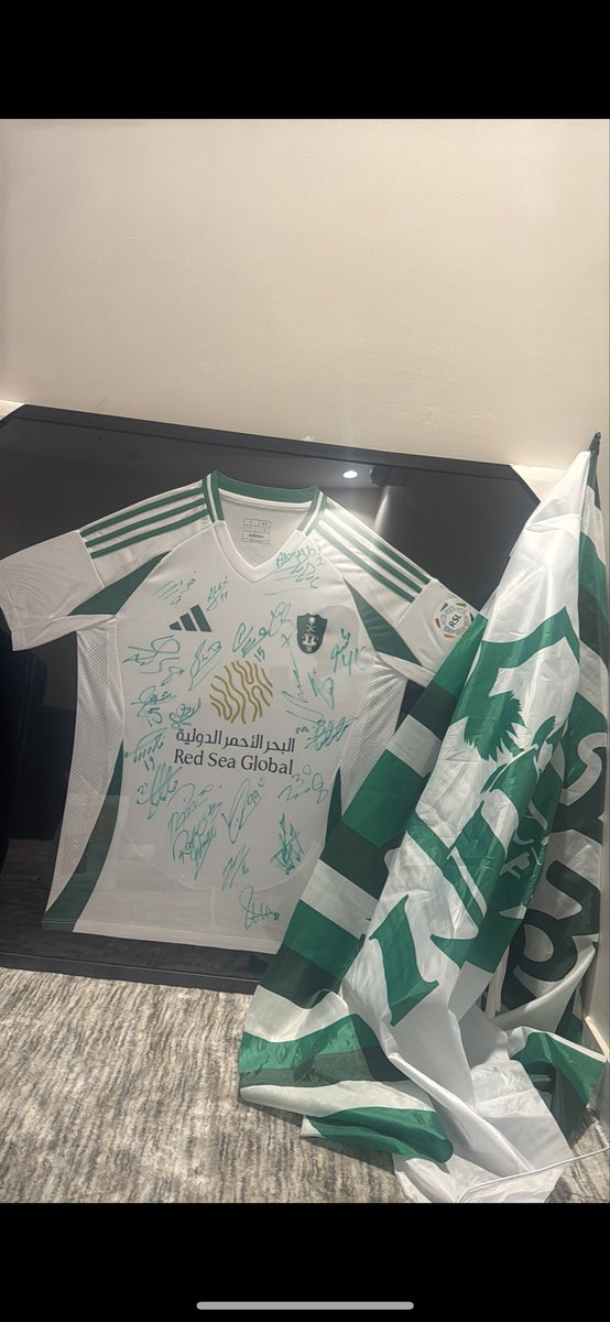 عندي تيشيرت الاهلي الاصلي موقعين عليه كل لاعبية الاهلي للبيع