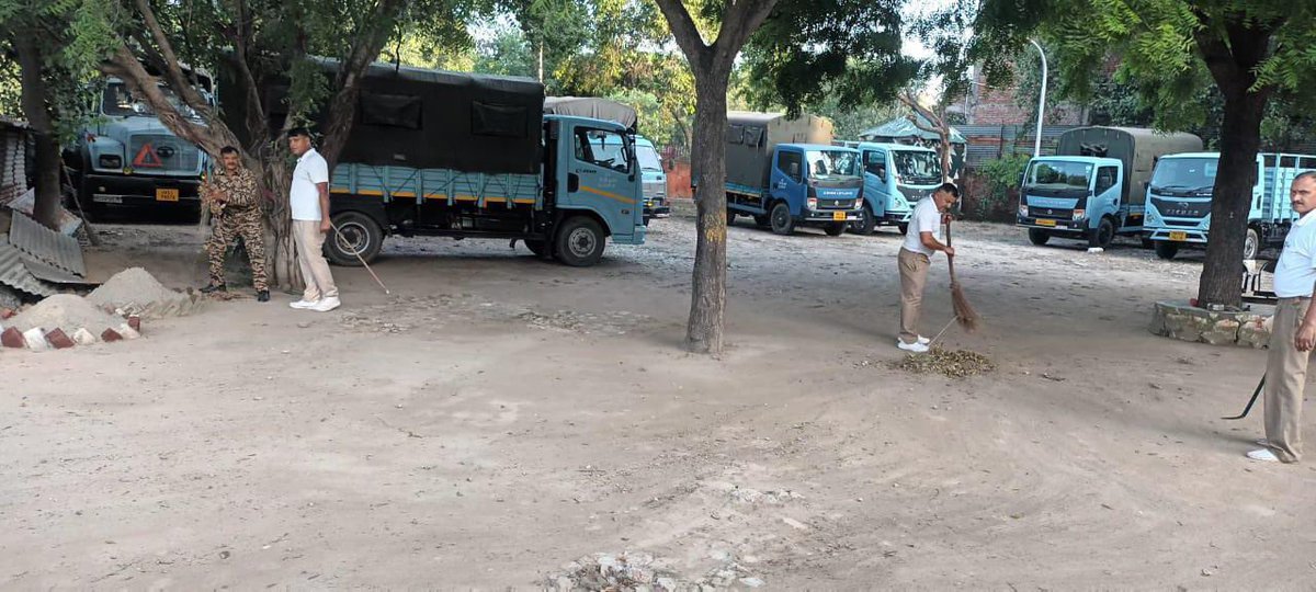 #Special campaign 5.0 <a href="/crpfindia/">🇮🇳CRPF🇮🇳</a>,@IIMOIndia, @PINHOMEAFFAIRS,<a href="/PMOIndia/">PMO India</a>,@DARPGGOI

Cleanliness drive undertaken in MT Park of the unit HQ .