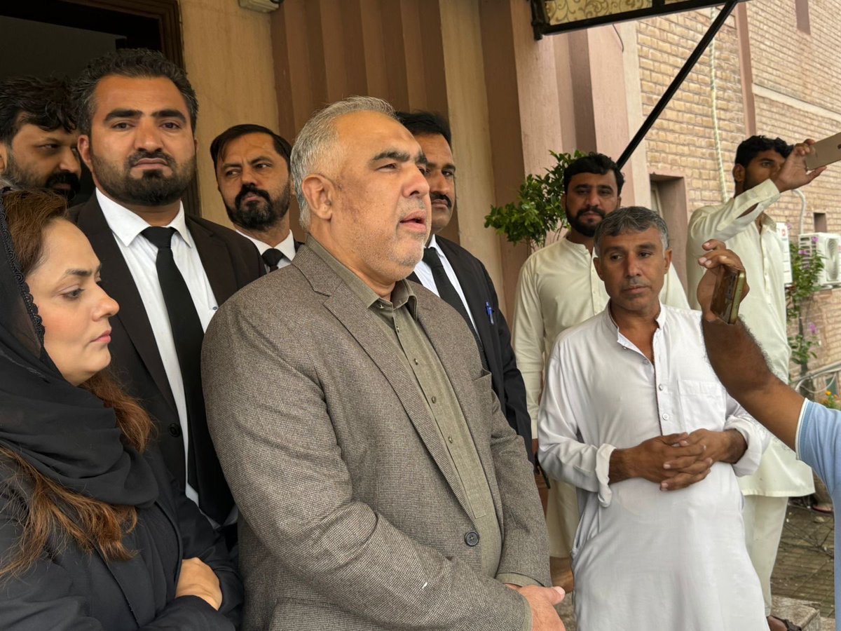 AQUpdates's tweet photo. پی ٹی آئی مرکزی سینئر رہنما و سابق اسپیکر قومی اسمبلی اسد قیصر  آج اے ٹی سی عدالت میں پیش ہوئے۔ https://t.co/HA1okbQTCw