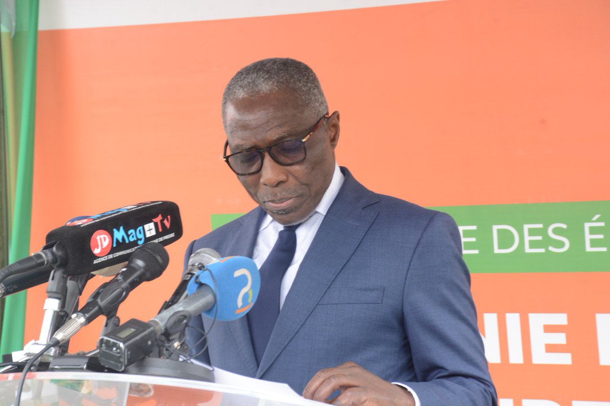 MINCOM_CI's tweet image. 🗞️ Le Ministre de la Communication, Amadou Coulibaly, a remis ce 6 oct. 2025 des équipements aux acteurs des médias pour une couverture électorale responsable.
« Les médias sont le socle d’une démocratie vivante », a-t-il rappelé.
#CommunicationCI #Élections2025 #PresseCI #AMS
