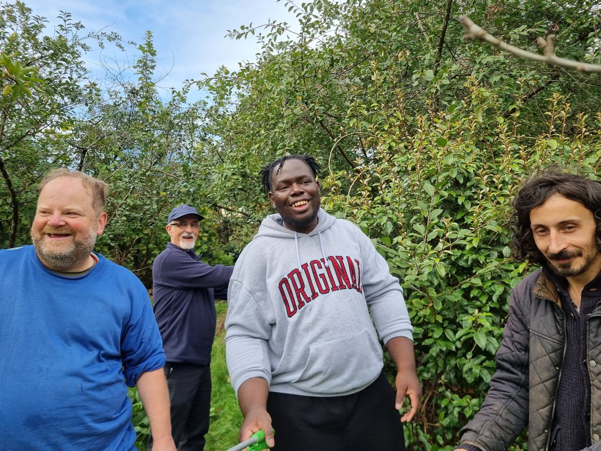 fruitnutvillage's tweet image. Happy faces to #StartTheWeek at #KingdomForestGarden this morning. We&apos;re maintaining paths and bed edges and doing a lot of weeding at this time of year. And eating biscuits and #membrillo pastries! #Stirchley @TNLComFund