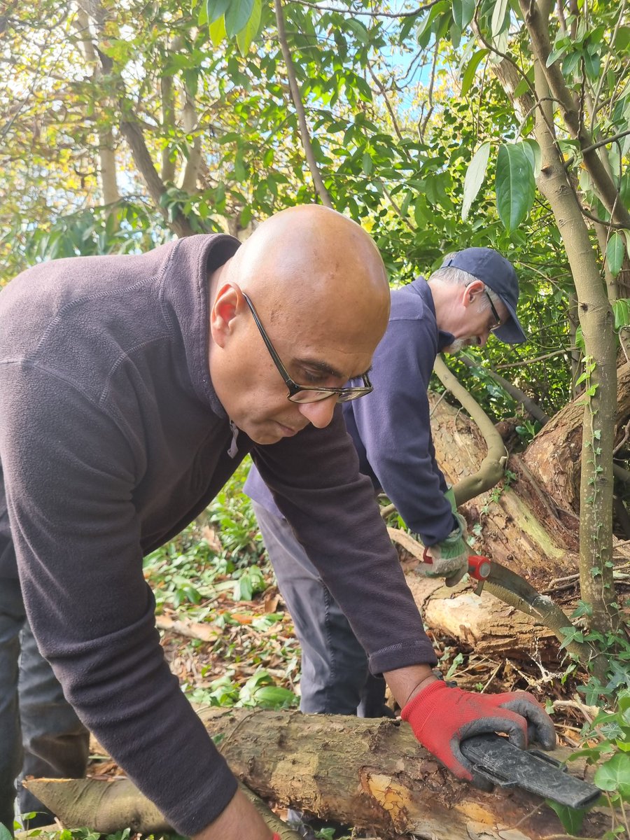 fruitnutvillage's tweet image. Happy faces to #StartTheWeek at #KingdomForestGarden this morning. We&apos;re maintaining paths and bed edges and doing a lot of weeding at this time of year. And eating biscuits and #membrillo pastries! #Stirchley @TNLComFund