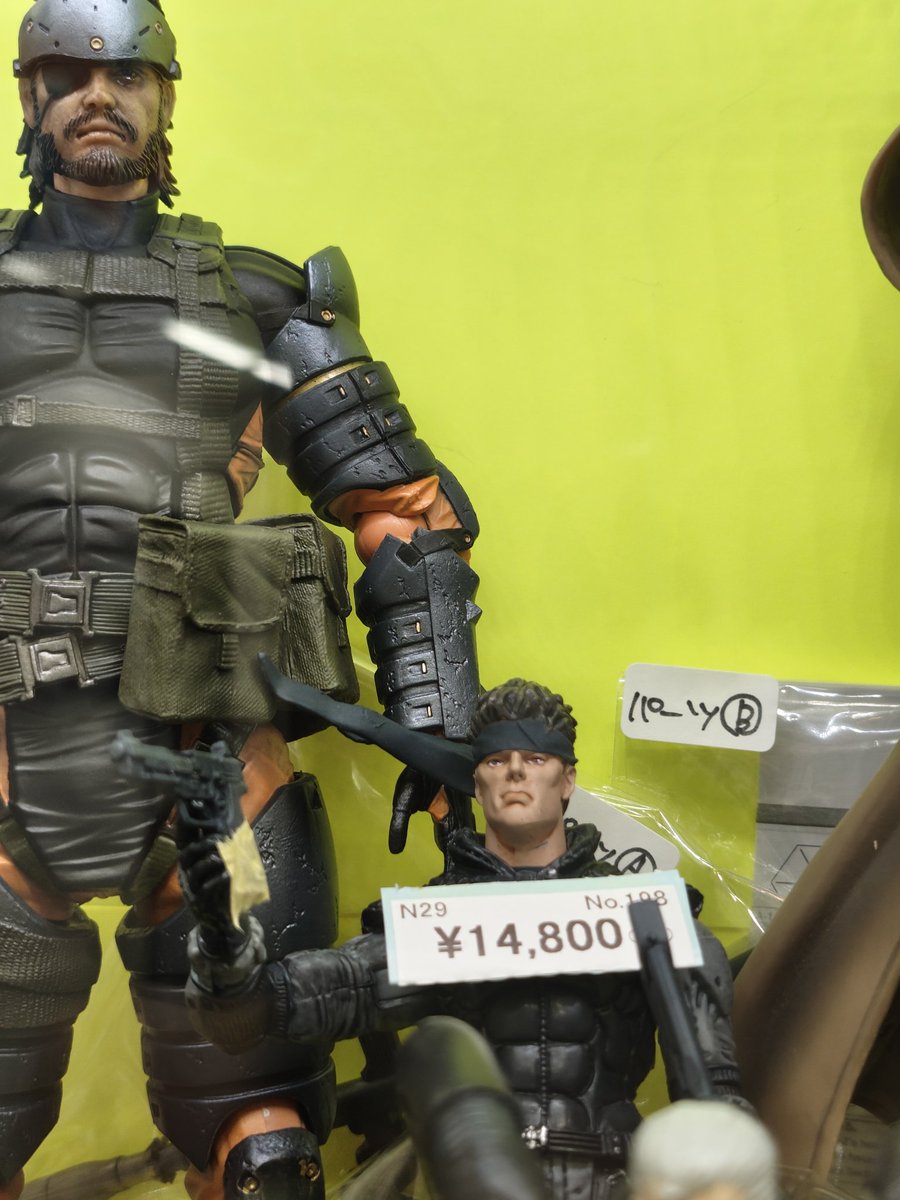 Wandering around Akiba today, WHO IS THIS MAN?!