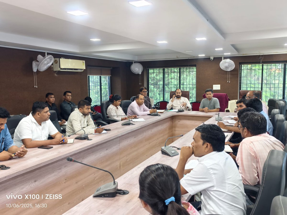 આજરોજ તાલુકા પંચાયત કચેરીના સભાખંડમાં તા.૦૮ ઓક્ટોબર-૨૦૨૫ ના રોજ વિકાસ સપ્તાહની ઉજવણીના ભાગરૂપે મિટિંગનું આયોજન કરવામાં આવ્યું.જેમાં મામલતદારશ્રી,THO,CDPO માંગરોળ,તાલુકા વિકાસ અધિકારીશ્રી અને તલાટી કમ મંત્રીશ્રીઓ હાજર રહ્યા હતા.