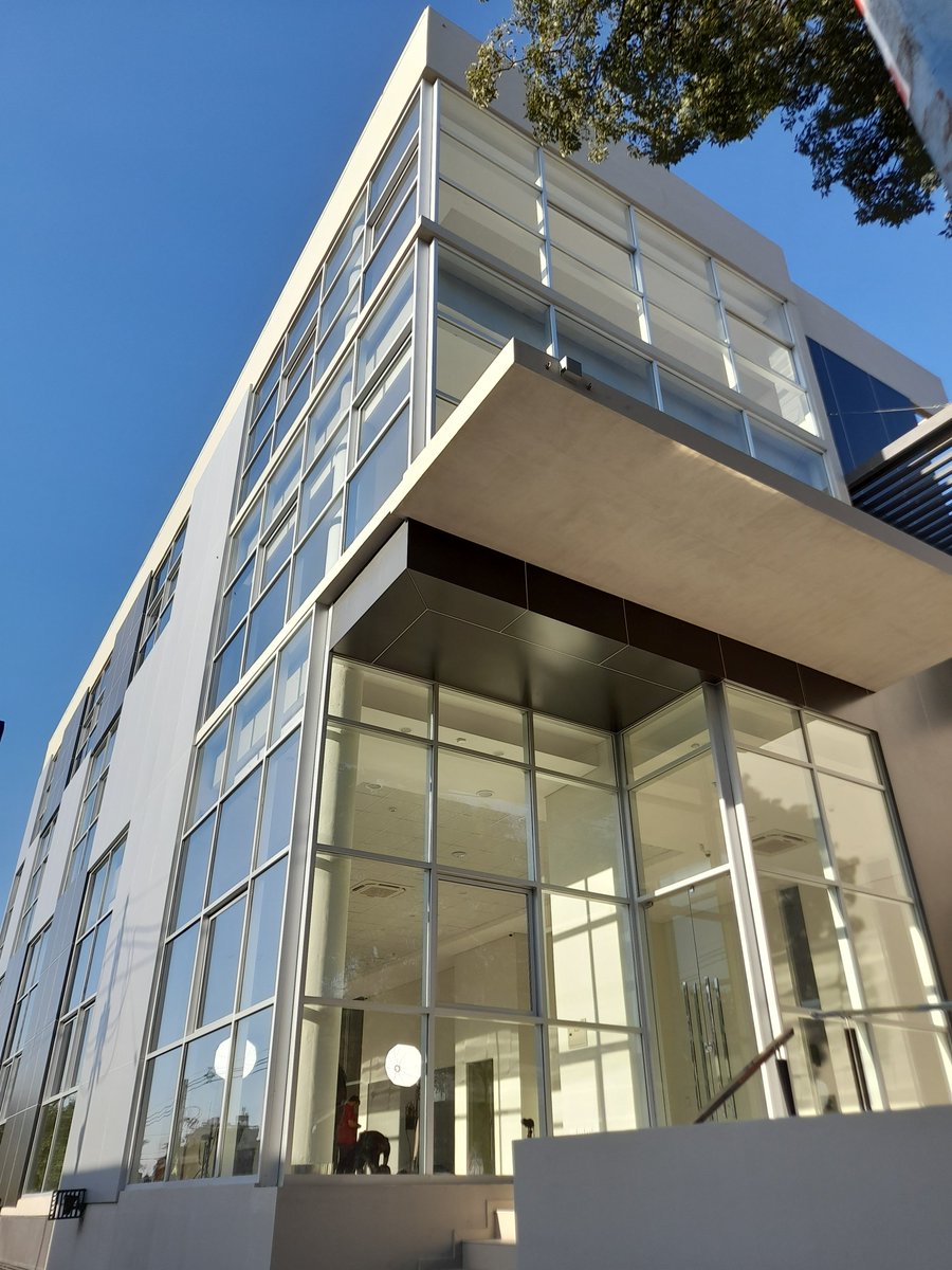 Vilux_py's tweet photo. 06-10 🗓️ | DÍA MUNDIAL DEL ARQUITECTO 🏘️
«Hoy rendimos homenaje a quienes transforman las ideas en espacios, los planos en realidades y los materiales en obras que inspiran» https://t.co/x9ErKetKyq