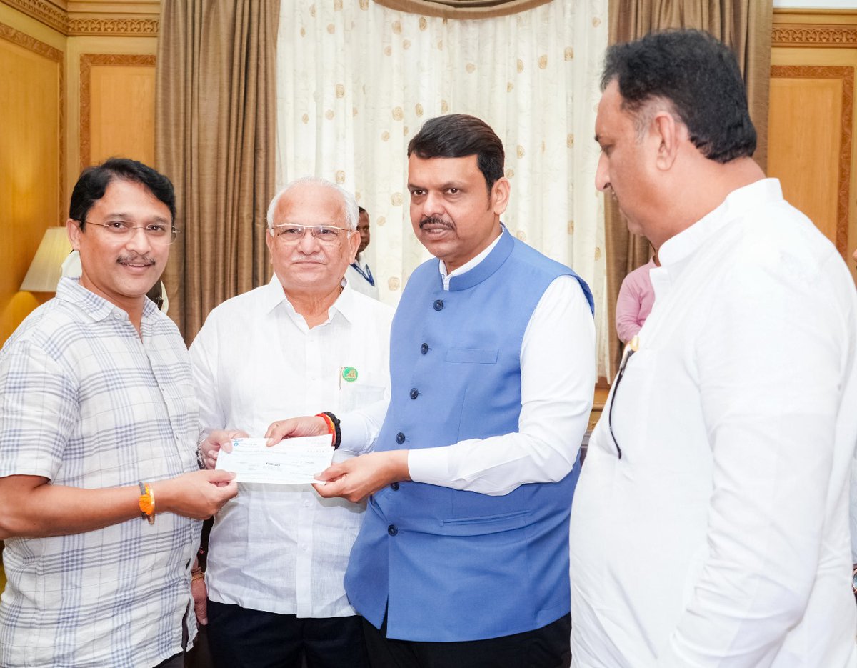 CMOMaharashtra's tweet image. मुख्यमंत्री देवेंद्र फडणवीस यांना मुंबई येथे अतिवृष्टीग्रस्तांसाठी पुरुषोत्तम गाडगीळ यांच्या वतीने ₹5,00,000 व धनंजय गाडगीळ यांच्या वतीने ₹5,00,000 देणगीचा धनादेश &apos;मुख्यमंत्री सहाय्यता निधी&apos;मध्ये सुपूर्द करण्यात आला. यावेळी मुख्यमंत्री फडणवीस यांनी त्यांचे आभार मानले!…