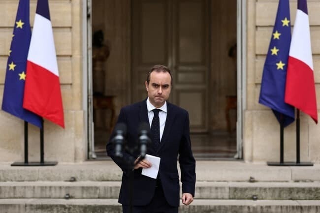 Les #médias ont une lourde responsabilité dans le chaos actuel avec leurs critiques incessantes et scandaleuses d'<a href="/EmmanuelMacron/">Emmanuel Macron</a> et de <a href="/SebLecornu/">Sébastien Lecornu</a>❗️
En faisant la promotion des #oppositions ils se sont livrés à un véritable exercice de désinformation❗️ 
Un comportement insensé⚠️