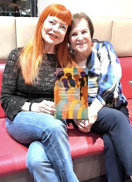 PatyOlamendi's tweet photo. Muy emocionada,16 de octubre saldrá a la venta en  España el libro “las mujeres que rompieron sus techos de cristal” escrito por mujeres de varios países, invito a su lanzamiento y por supuesto lo compren @verapsycoach ⁦@retosfemeninos⁩ ⁦⁦@MaluyFlores⁩ https://t.co/iWnvwdMAcy