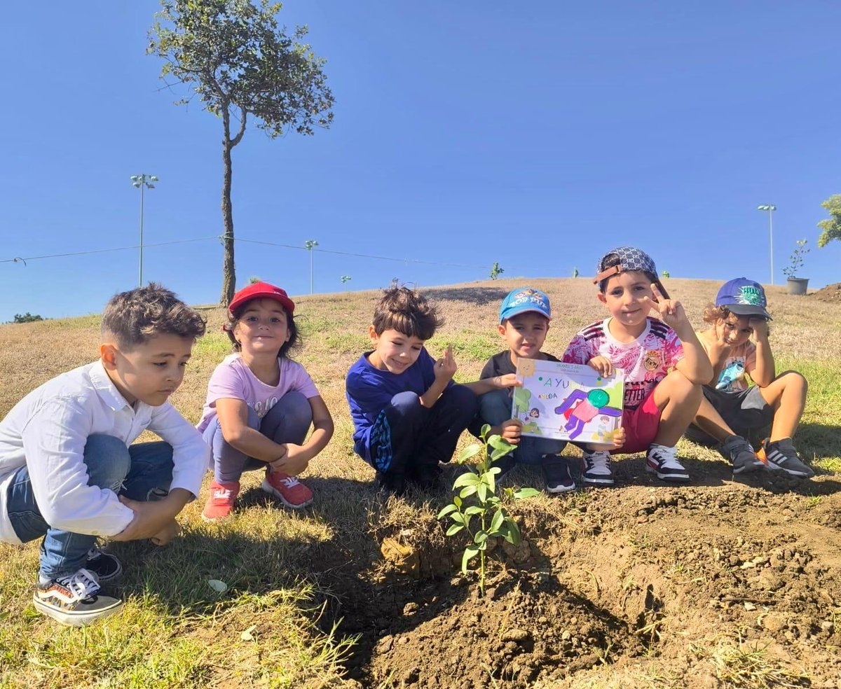 CEramonycajal's tweet image. El alumnado de Infantil 5 años disfrutó el viernes pasado de una magnífica excursión al campo de golf Al Haoura. 
Estuvieron jugando, practicando golf y plantaron árboles.
¡Se lo pasaron genial!
@AccEducativaExt @ConsejeriaEduc1  @ampatangerRyC #megustamicole #Golf