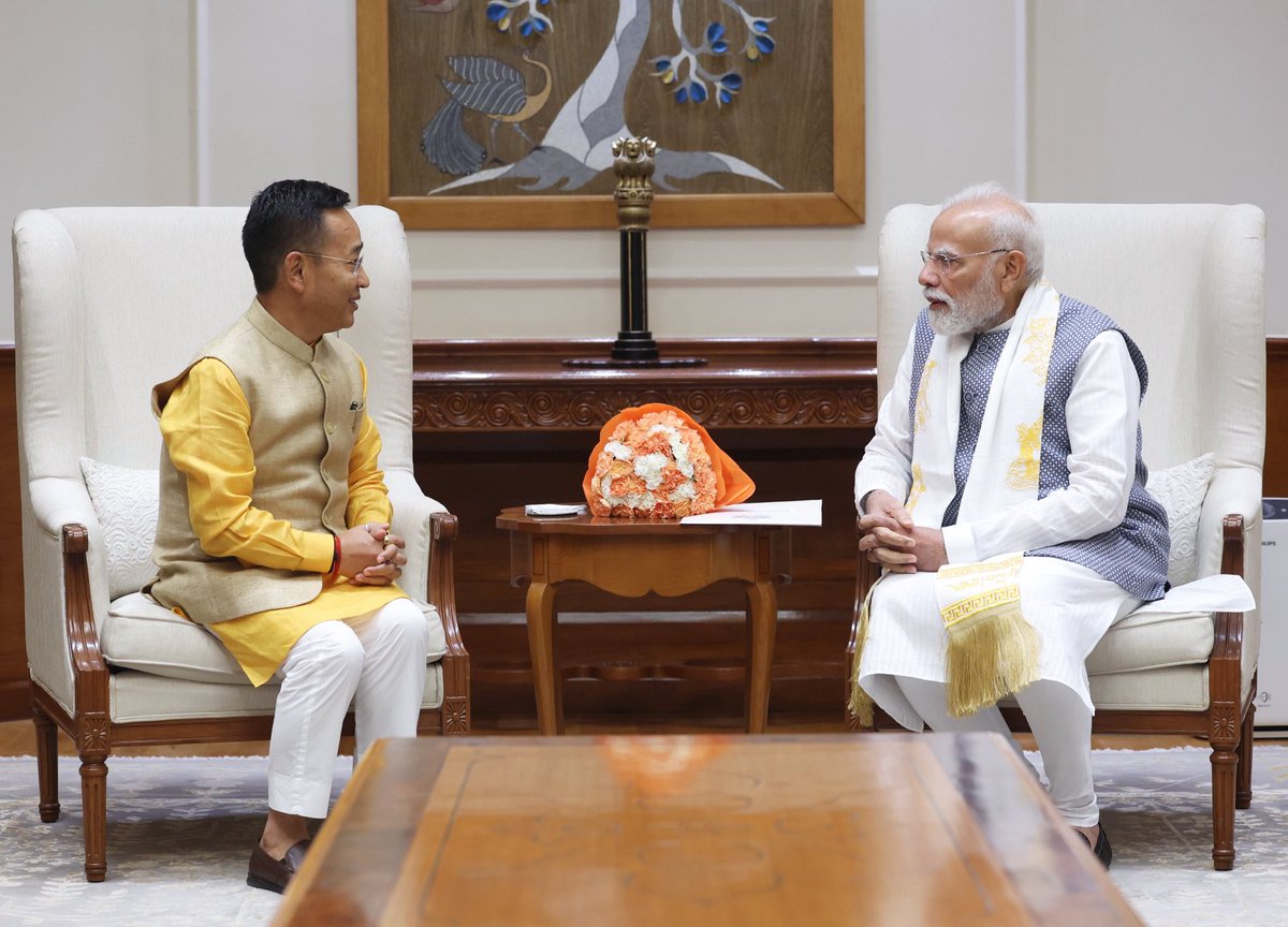 PSTamangGolay's tweet image. It was a great privilege for me to call on the Hon’ble Prime Minister, Shri @narendramodi Ji, and on behalf of the people of Sikkim, convey our deepest gratitude for his visionary leadership, constant support, and encouragement that continue to guide Sikkim’s journey of peace,…